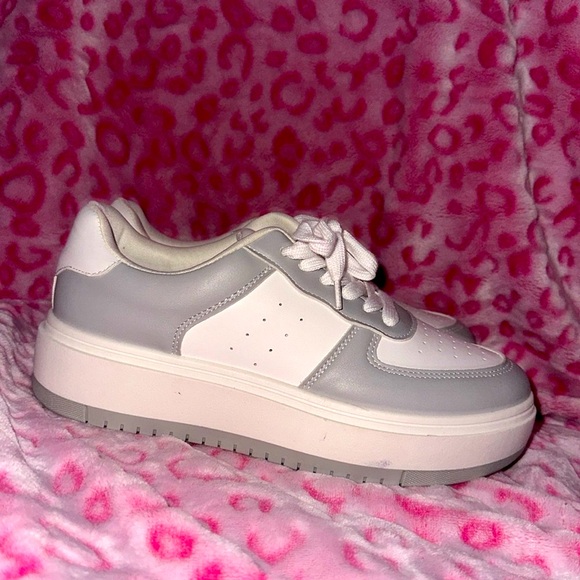 MADDEN GIRL Grey/white Lace Up platform Sneakers - Picture 1 of 4
